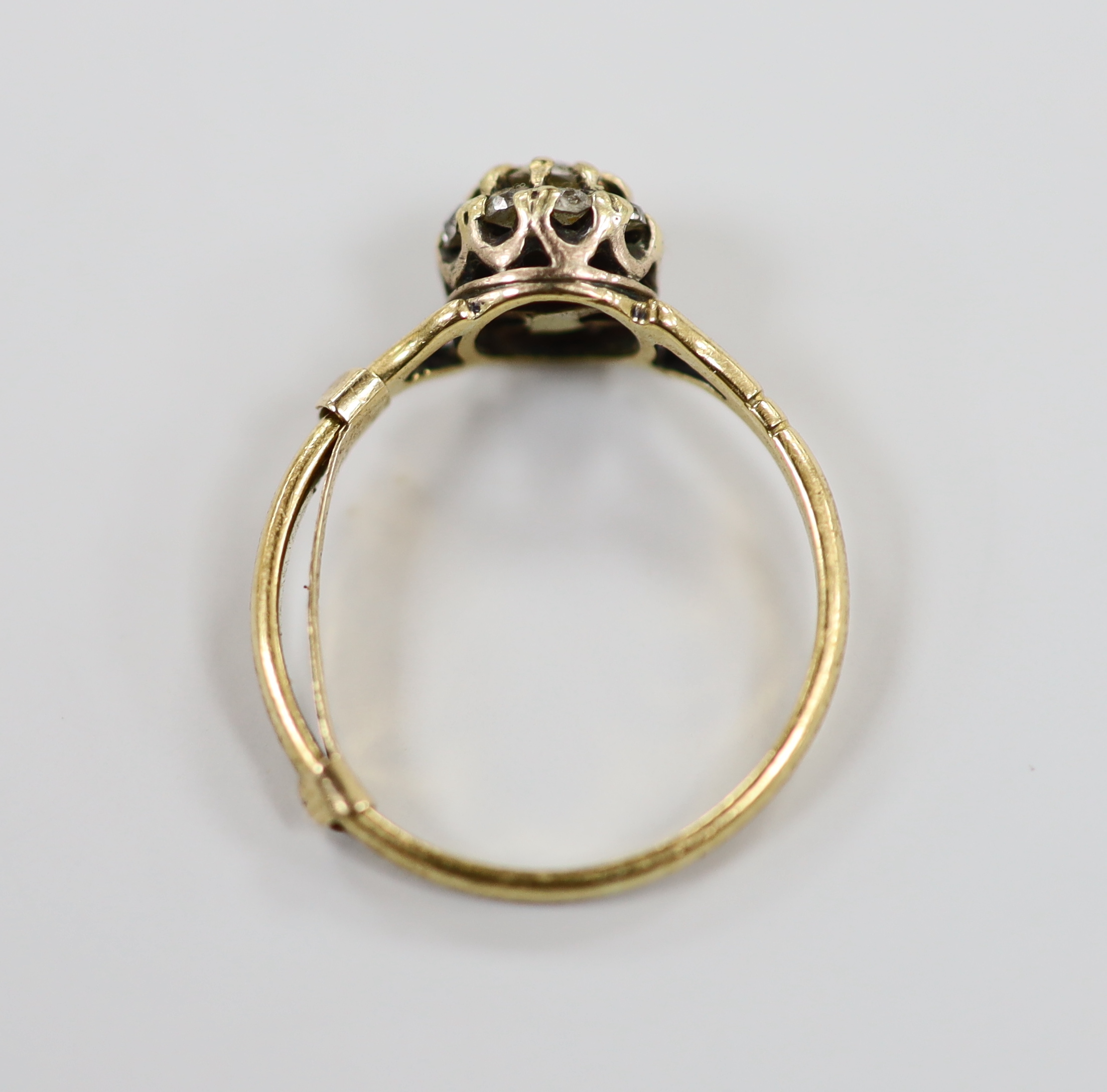 An 18ct and diamond cluster ring, size O, gross weight 2.7 grams.